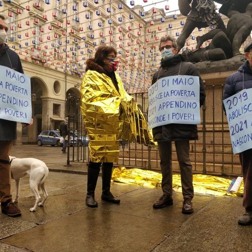 La manifestazione dei Radicali sotto Palazzo Civico