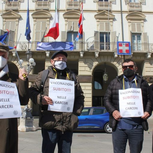 Flash mob del partito Radicale davanti alla Regione: “Subito vaccini nelle carceri piemontesi” [VIDEO]