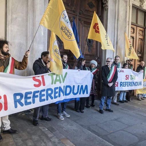 +Europa e Radicali con fasce tricolori per &quot;Sì TAV&quot; e &quot;Sì Referendum&quot;