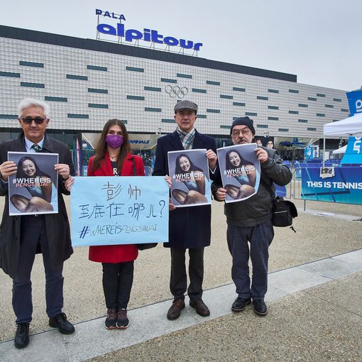 Flashmob radicale di fronte al Pala Alpitour per la tennista cinese scomparsa Peng Shuai