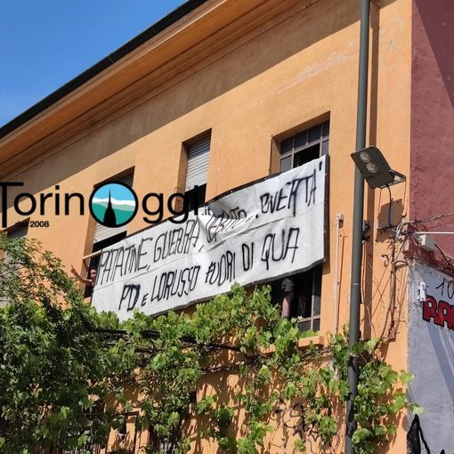 Lo striscione di contestazione al sindaco, appeso all'esterno di Radio Black out