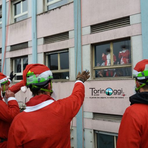 Nemmeno la pioggia ferma una solidarietà a prova di bomba: decimo raduno per i Babbi Natale sotto le finestre del Regina Margherita [FOTO e VIDEO]