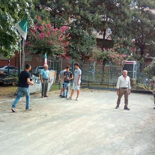 Una bocciofila aperta ai giovani del quartiere, prove di convivenza in piazza Risorgimento