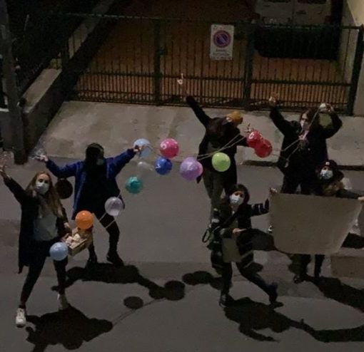 Nichelino, festa in strada (prima della zona rossa) per l'amica in quarantena. Nel rispetto delle norme anti Covid
