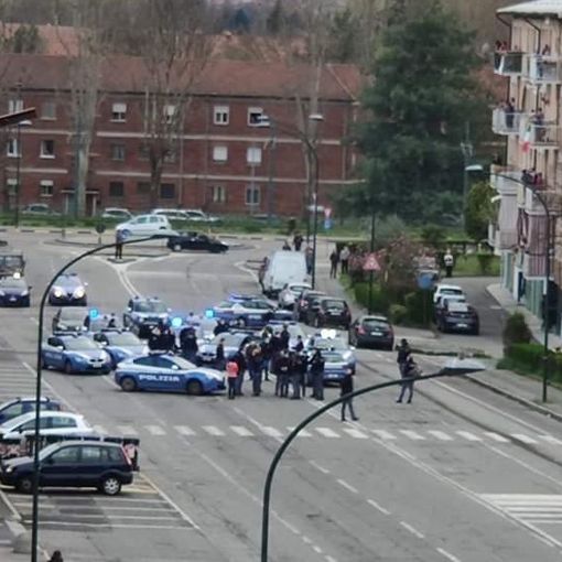 Far west alla Falchera: un uomo tenta di rapinare una farmacia, gli agenti lo bloccano ma a difenderlo interviene la sua famiglia