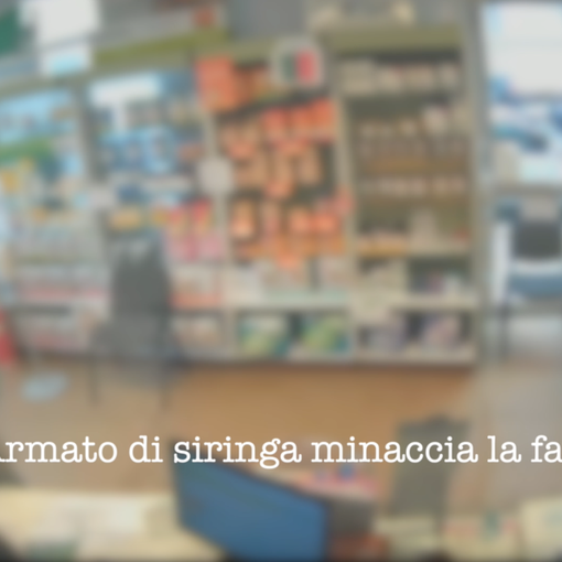 Rapina una farmacia con una siringa, poi si nasconde in un bagno sul ballatoio: arrestato