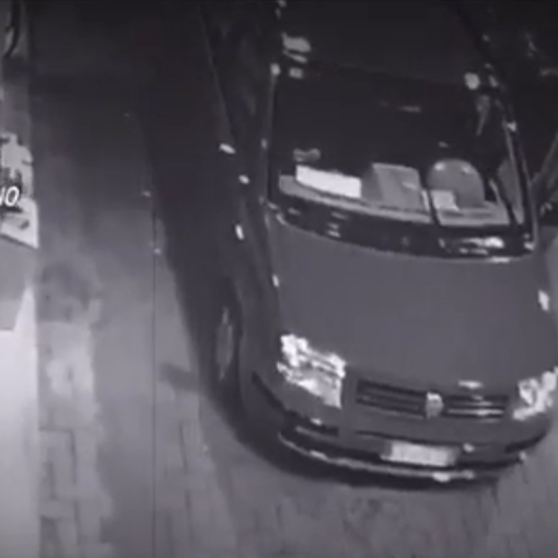 Fidanzatini rapinati mentre fanno benzina: chiamano mamma e papà per tornare a casa [VIDEO]