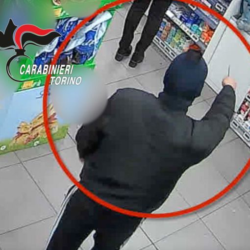 Rapinatore fa irruzione in due negozi a volto coperto e armato di coltello: paura in centro a Torino [VIDEO]