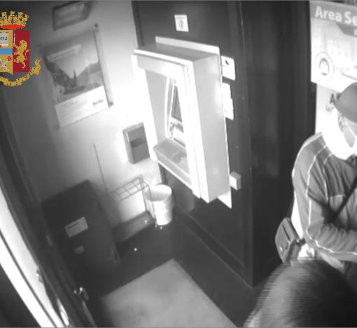 &quot;Datemi il denaro o vi contagio con il Covid&quot;: rapina a colpi di tosse in banca