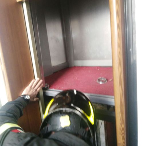 Precipita un ascensore: giovane di una ditta di traslochi tratto in salvo con diverse fratture