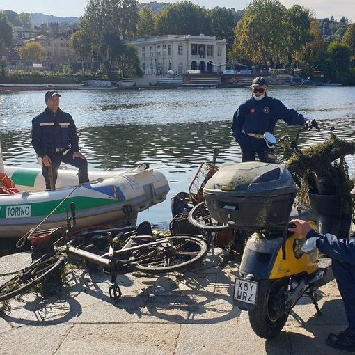 Altre cinque bicilette e uno scooter recuperate nelle acque del Po