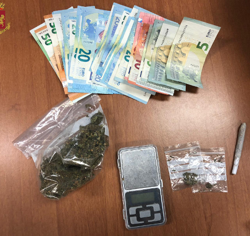 Pusher porta a porta a Grugliasco, ventenne denunciato dagli agenti del commissariato di Rivoli