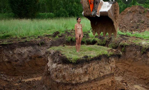 Regina José Galindo al Parco Arte Vivente con la mostra &quot;Tierra&quot;