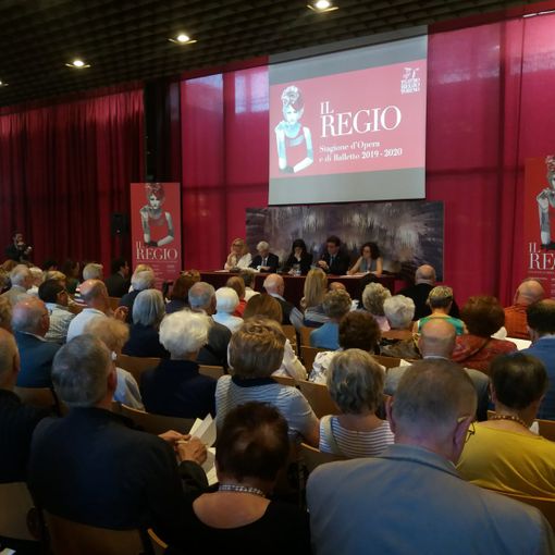 Nuova stagione del Regio, contestati Appendino e Graziosi: applausi per Galoppini e Noseda