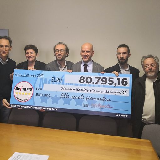 I consiglieri regionali dei 5 Stelle si tagliano lo stipendio e donano 80mila euro alle scuole piemontesi