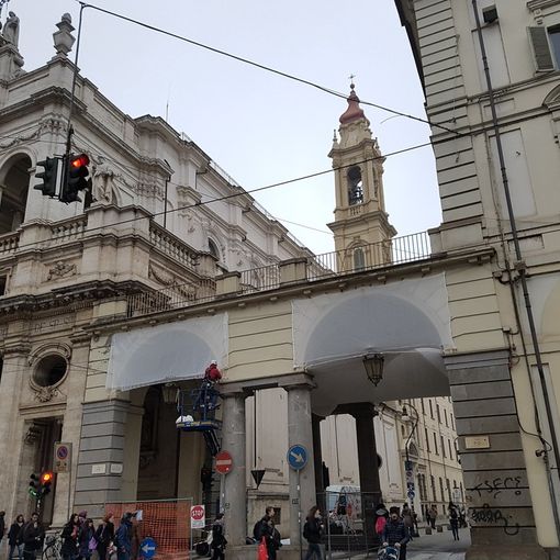 Reti anti piccione in via Po: una bruttura che non sfugge ai passanti (FOTO)