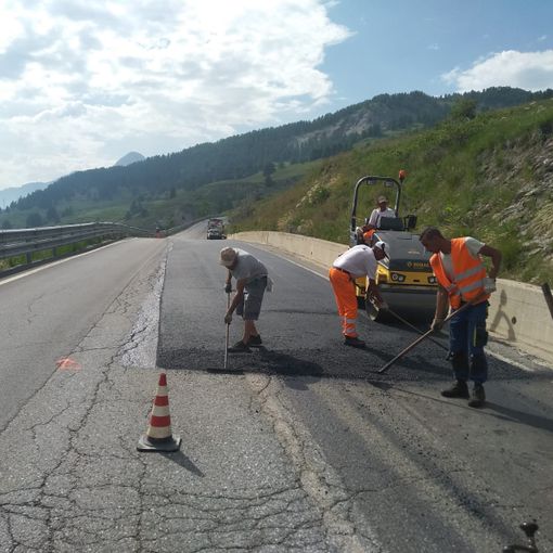 La strada provinciale tra Cesana e Sestriere si rifà il look: in corso riasfaltatura e sistemazione delle barriere