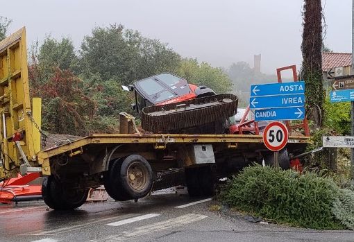 Motrice rischia di ribaltarsi trasportando un grosso escavatore: strada bloccata a Candia