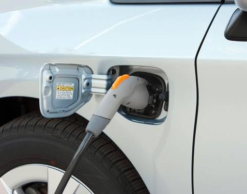 Rete di ricarica per veicoli elettrici: il bando raccoglie l'interesse degli operatori