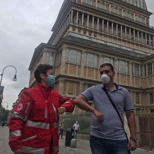 Mahmoud, il rider che ha donato 1000 mascherine alla Croce Rossa: Dobbiamo dare una mano all’Italia, tutti insieme” [VIDEO]