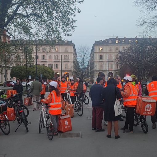 Sciopero dei rider di Justeat di Torino, in 90 fermi per protestare contro le condizioni di lavoro