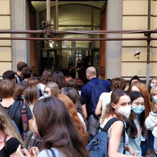 Si riparte al liceo classico &quot;D'Azeglio&quot;: primi a entrare gli studenti del quarto ginnasio [VIDEO]