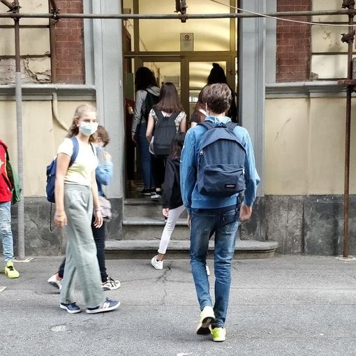 lavori all'esterno di una scuola  - foto d'archivio
