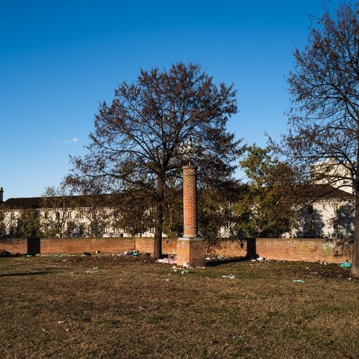 Spazzatura a due passi dalla Porta Palatina: il cuore della vecchia città è una discarica a cielo aperto