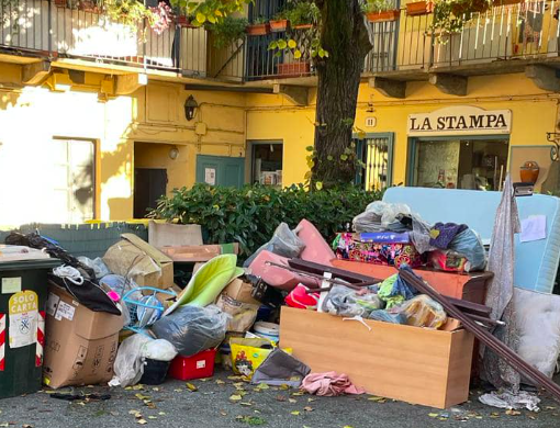 Mobili, coperte e materassi: una montagna di rifiuti in &quot;bella vista&quot; in piazza Freguglia