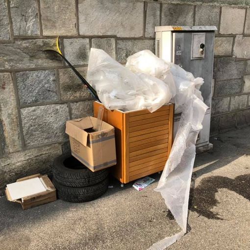 Parella, rifiuti ingombranti abbandonati in strada