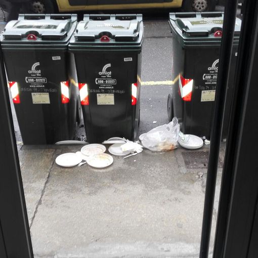 Rifiuti abbandonati in piazza Nizza 79