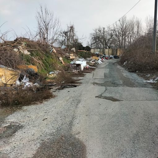 rifiuti abbandonati in strada