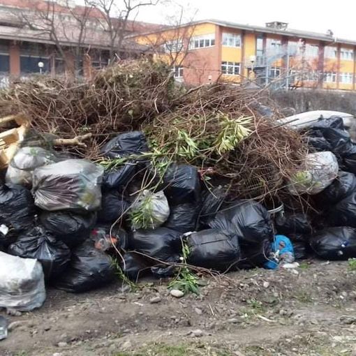 Chili di rifiuti e 7 bici a noleggio, ripulito il trincerino di via Saint Bon