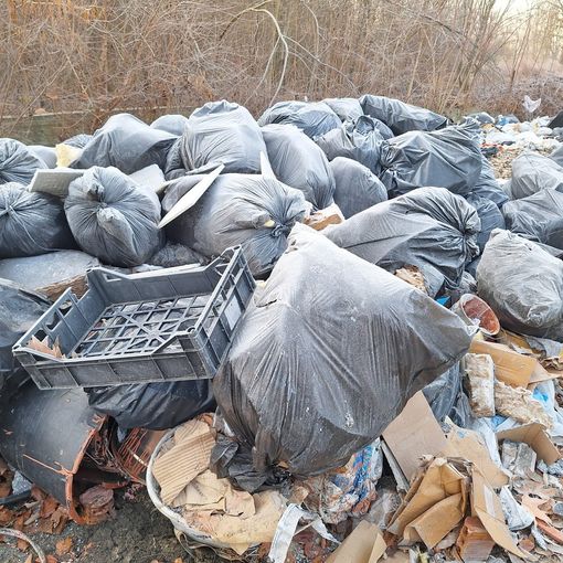 Via Germagnano trasformata in discarica a cielo aperto