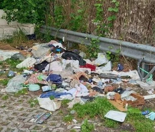A Nichelino una discarica a cielo aperto nell'area di fronte a I Viali