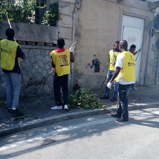 Cavoretto, 35 richiedenti asilo puliscono il territorio da rifiuti ed erbacce