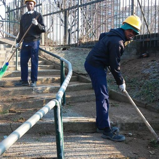 A Mirafiori i ragazzi richiedenti asilo riparano la scala di via Torrazza Piemonte