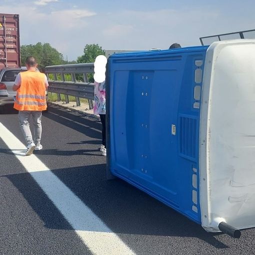 Paura in tangenziale: furgone perde in strada un bagno chimico, che investe un'auto e un Tir