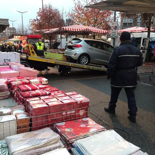 Sosta selvaggia nel mercato di Nichelino, la Polizia locale rimuove una vettura lasciata in mezzo ai banchi