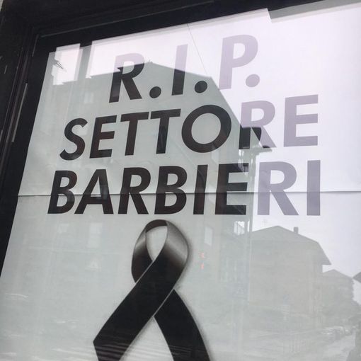 Nichelino, una ventina di parrucchieri ed estetisti 'celebrano il funerale' del settore. Il Comune pianifica aiuti