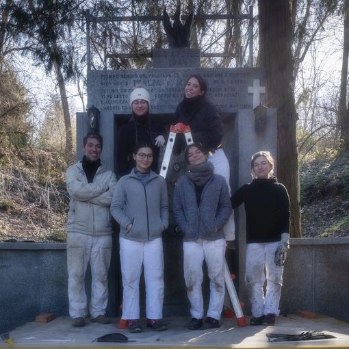 ragazzi in una foto di gruppo all'aperto
