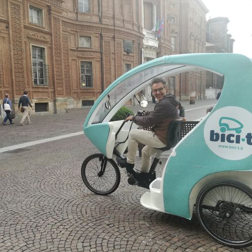 Torino più bella a colpi di pedale, ma senza fare fatica: arrivano i risciò di Bici-t [VIDEO]