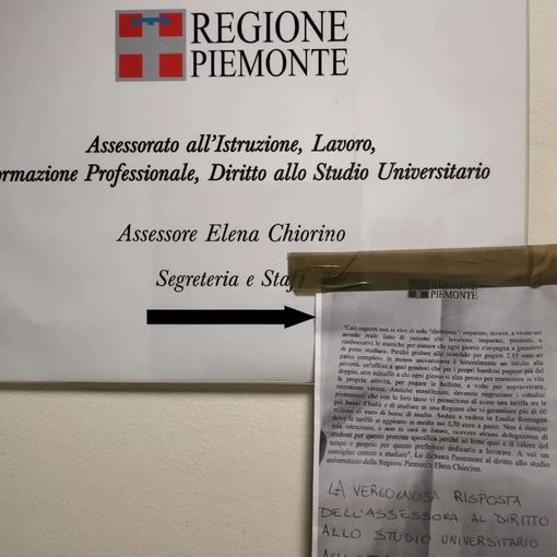 Edisu, blitz degli studenti che contestano l'assessora Chiorino: &quot;Fermiamo l'aumento dei prezzi nelle mense&quot;