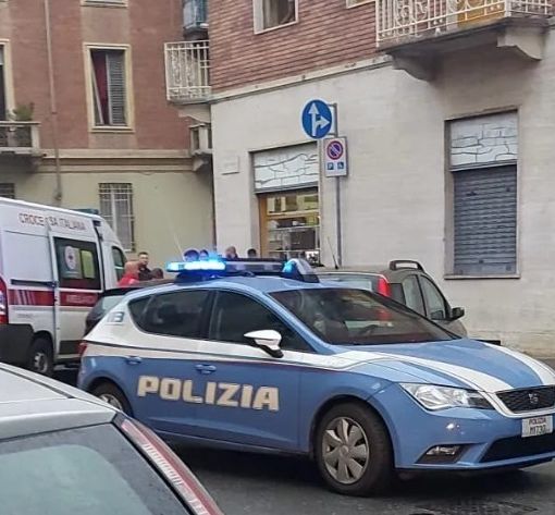 Auto della polizia e ambulanza dopo una rissa a Barriera di Milano