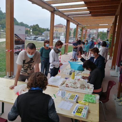 persone sedute a diversi tavoli