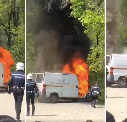 Rivoli, la dimostrazione dei vigili del fuoco è un disastro: il mezzo prende fuoco davanti ai bambini