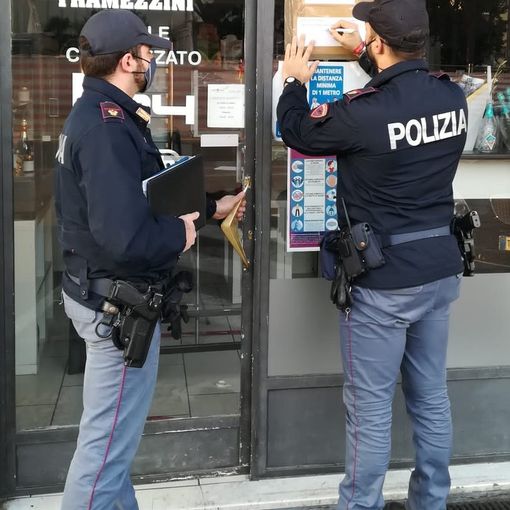 Poliziotti che mettono i sigilli a un bar