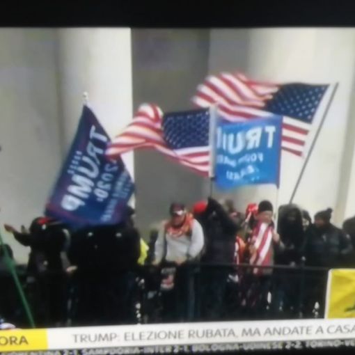 Manifestanti hanno assaltato il parlamento americano