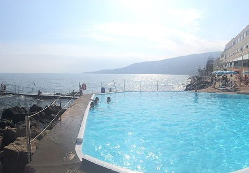 Tra piscina esterna con acqua di mare, specialità liguri e vista mozzafiato: all'Hotel Le Rocce del Capo ecco la tua vacanza in Riviera