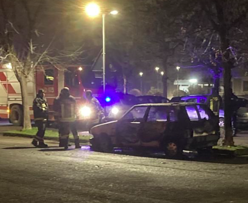 Auto bruciata in via Pietro Cossa, lo spettro delle occupazioni abusive spaventa il quartiere